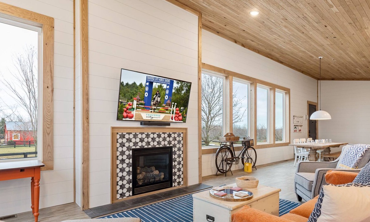 Williamsburg House | 🐎 Gorgeous 3BDR Upper Duplex w/ Stables & 3 Paddocks ➠ 9246 U!