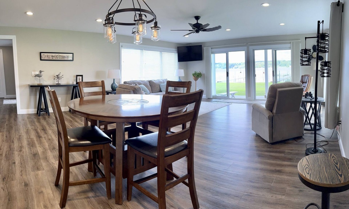 Stow Apartment | Gorgeous lakefront vacation stay at The White Lakehouse