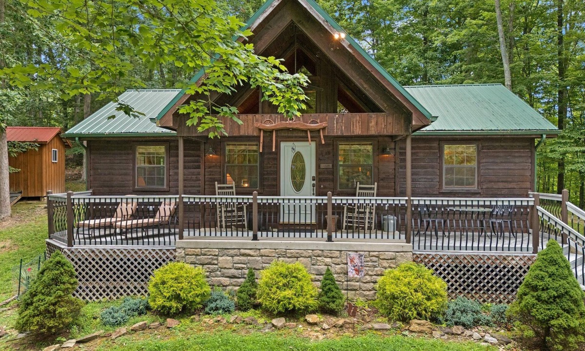 Zoe Cabin | Gorgeous Luxury Chalet. Huge See-Thru Stone Fireplace. Private, Hot Tub, Wi-Fi.