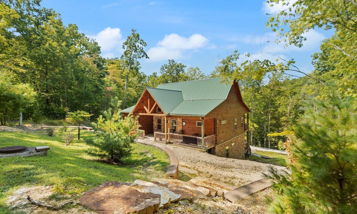 Zoe Cabin | Gorgeous New Large Cabin 5-BD, 4.5-BA, Hot Tub, Pool Table, wet bar, Wi-Fi