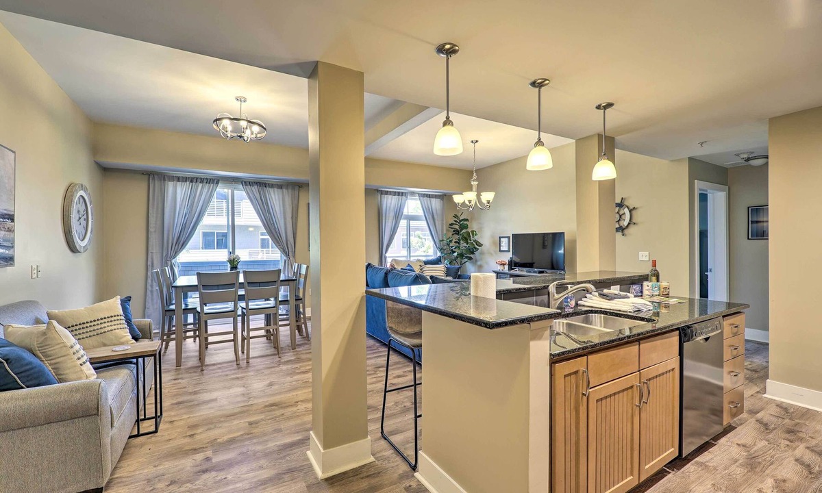 Grand Haven Apartment | Grand Haven Condo - Walk to Nearby Hot Spots!