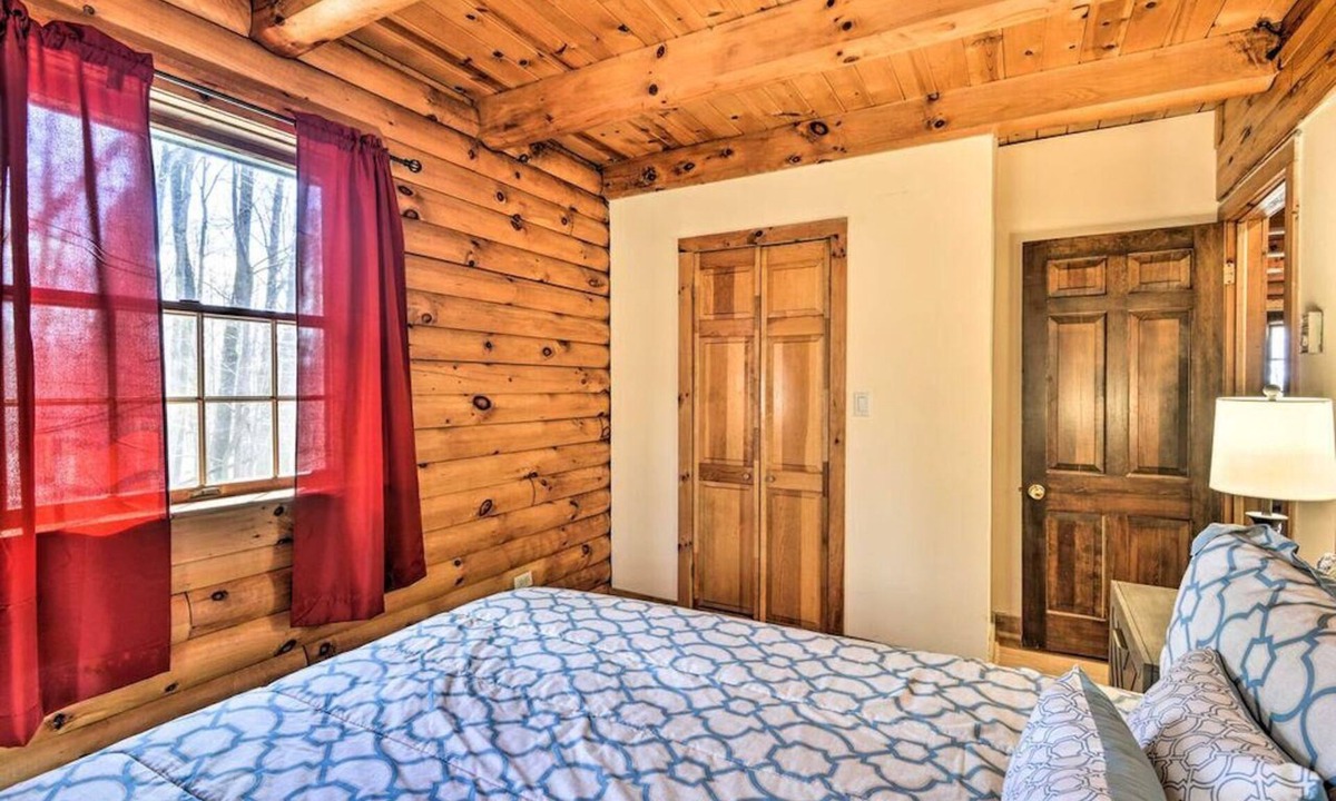 Pleasant Mount Cabin | Grand Living with Radiant Warmth