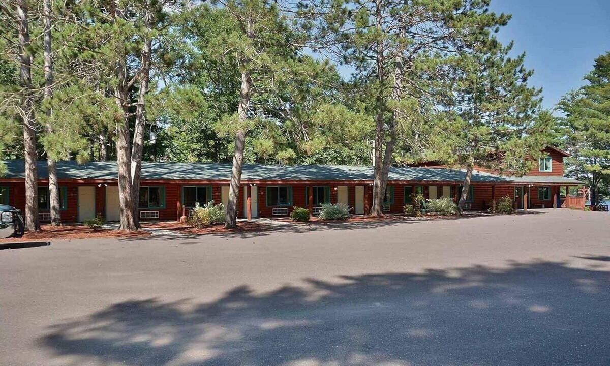 Hayward House | Grand Pines Motel Rooms