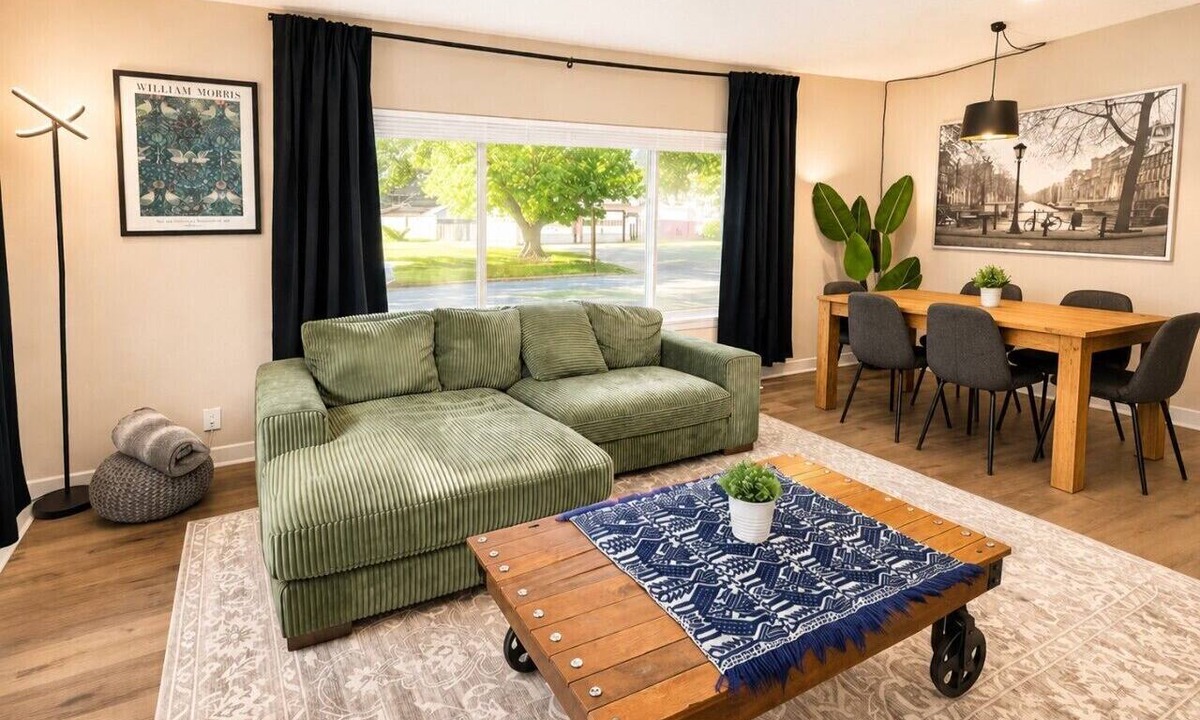 Noblesville House | Grant House King + 2 Queens Walk Downtown