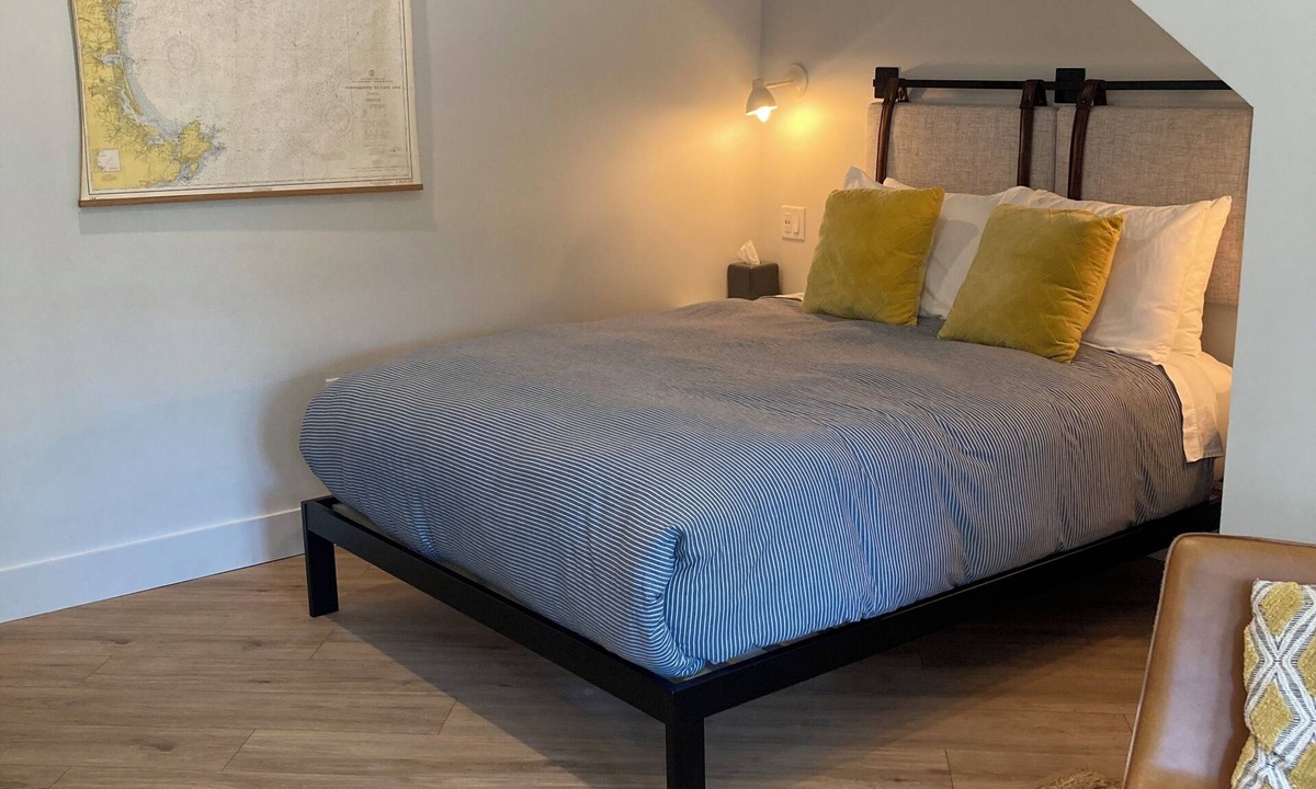 New Castle Hotel | Great Island Inn - Standard Queen Guest Room