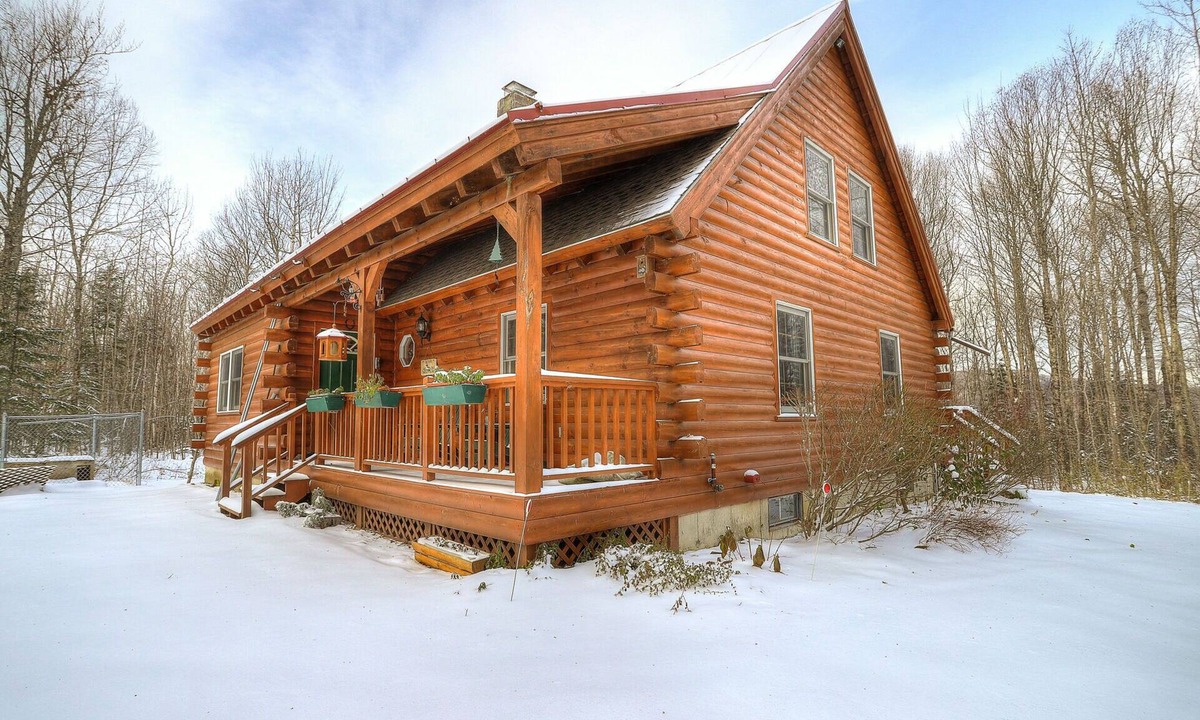 Rangeley Plantation House | 🐾Gutsell's Cabin - Log home in private setting near Mooselookmeguntic Lake, dog friendly