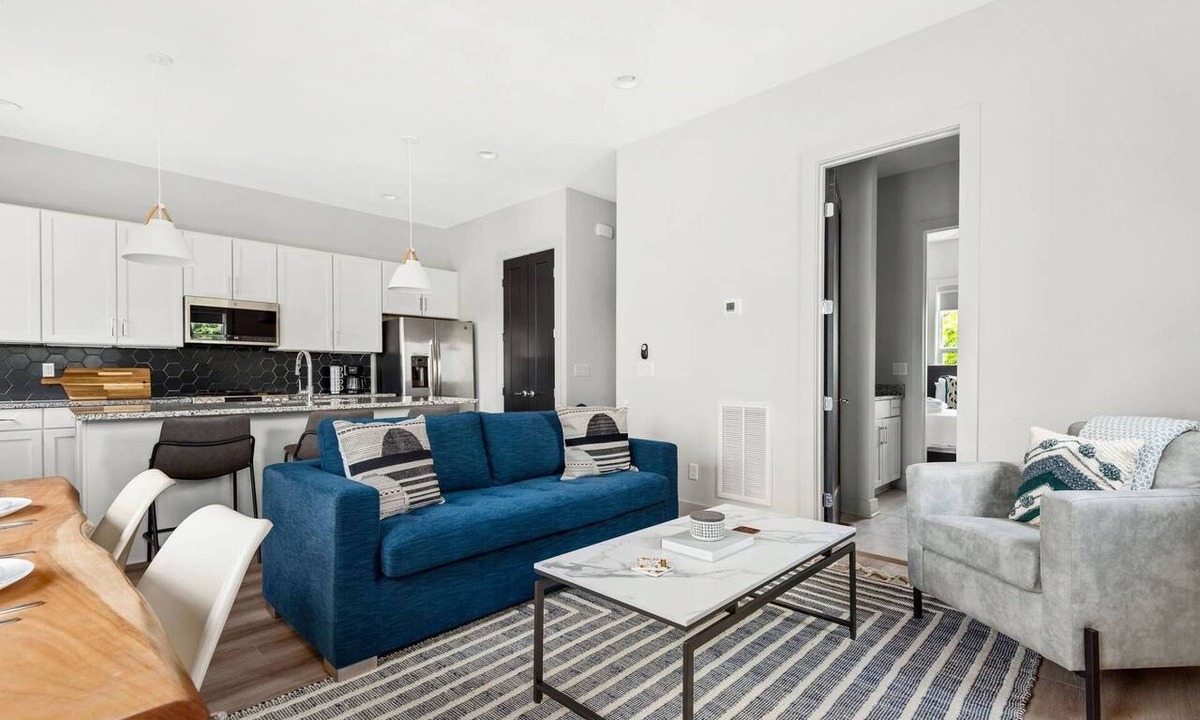 Parkwood Estates Condo | H16 ~ 4 Private Suites ~ Huge Private Rooftop ~ 6 Beds ~ 8 Minutes to Downtown