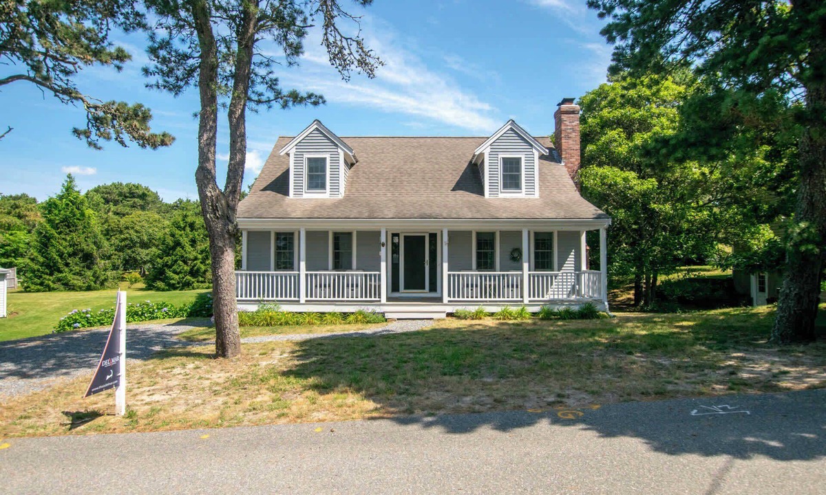West Chatham House | Half Mile Walk to Beach, Dog Friendly!