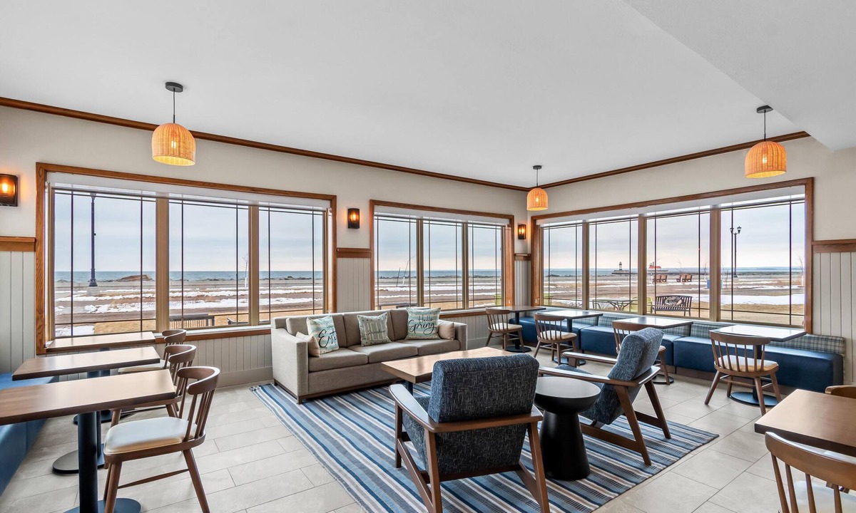 Canal Park Hotel | Hampton Inn Duluth Canal Park