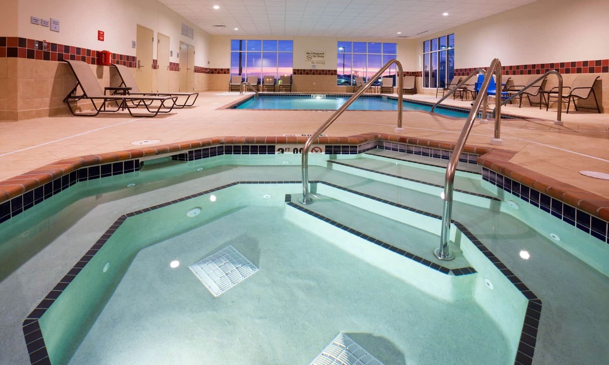 Minot Hotel | Hampton Inn & Suites Minot Airport