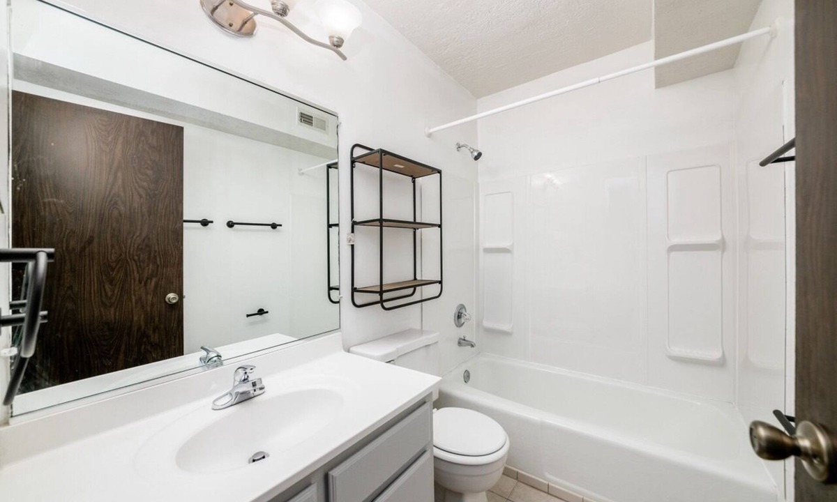 Northwest Columbus Apartment | Hancock - Resort Style Apartment with Queens Bed & Bath Tub
