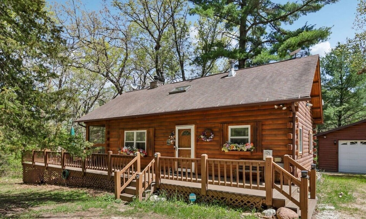 Mauston Cabin | Happy Heaven Cabin - A Paddler`s Delight!