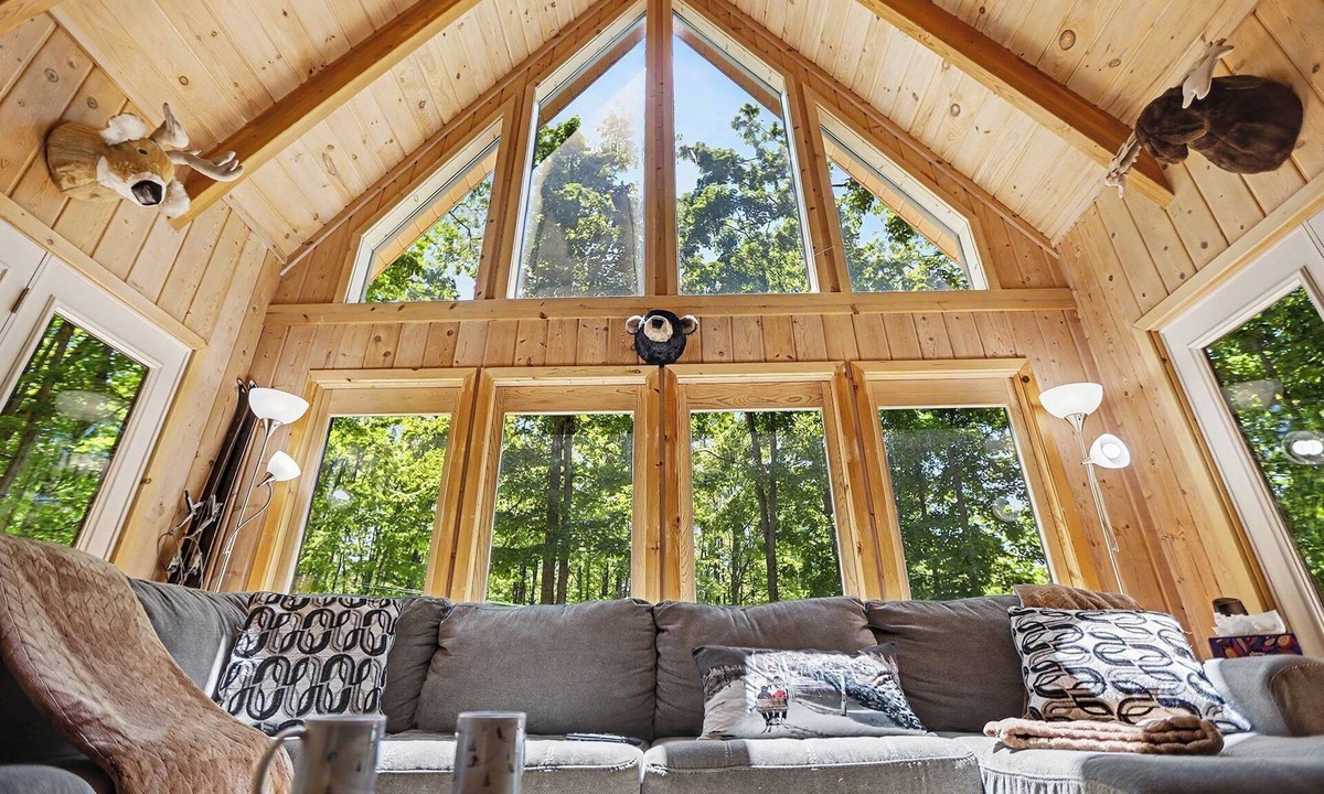 Harbor Springs Ski Chalet | Harbor Springs Lodge, Less then a mile to Nubs/Highlands Ski,Golf, Hot Tub,