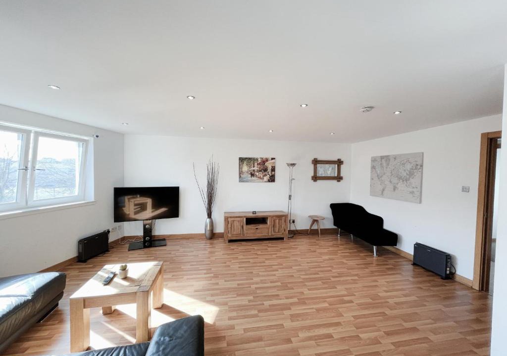 Granton Apartment | Harbour Front Apartment with free parking