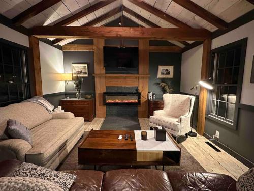 Burghill House | Hartford Cottage, Sleeps 6, Firepit, Cabin