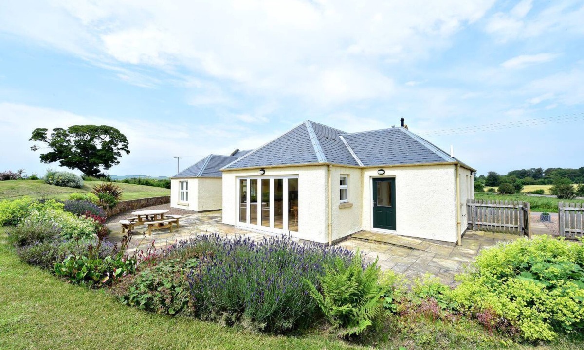 Ormiston House | HAWTHORN HOUSE - spacious home set amidst lush gardens & rolling countryside
