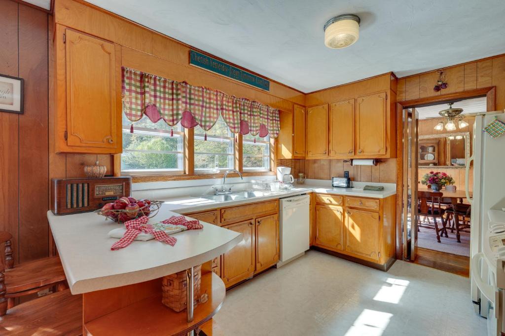 McClure House | Haysi Nature Getaway w/Fire Pit & On-Site Creek!
