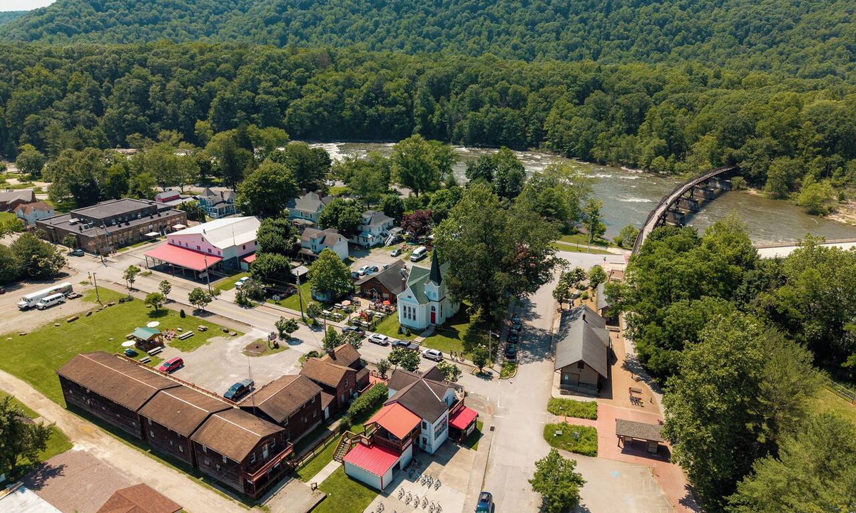 Ohiopyle Hotel | Heart of Ohiopyle - Walk to Falls, Trails & Dining