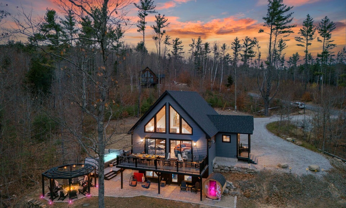 Bethel House | Heated SwimSpa, Sauna, Games, Mtn Views + 7mi to Sunday Rvr, Sleeps 14, Dogs OK
