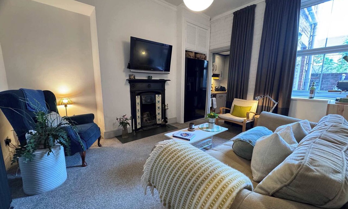Heaton Apartment | Heaton 1BDR Garden Flat With Dedicated Office