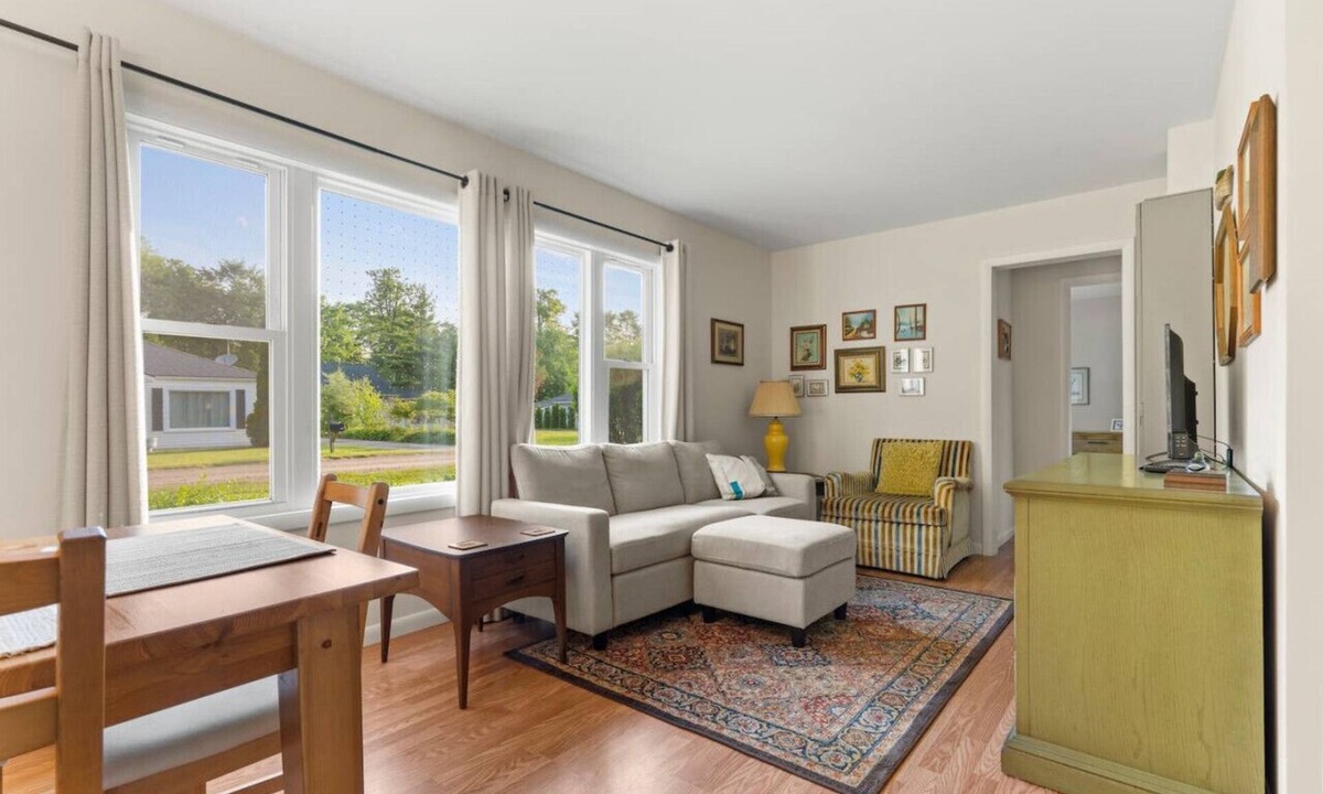 Lexington House | Hemlock Hideout - 3 Mins from DT Lex, Great Beach!
