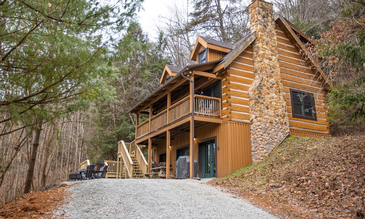Logan Cabin | Hemlock Log Cabin on 5 Secluded Acres