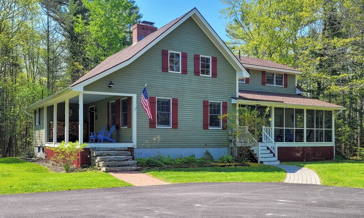 Brunswick House | Heron's Perch Beautiful Pondside Home with Screened Porch