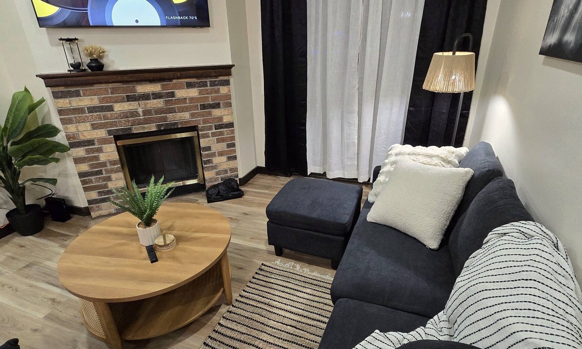 Bismarck Condo | Hi-Ho Ontario- modern 2 BED, 2 BATH condo, laundry, garage