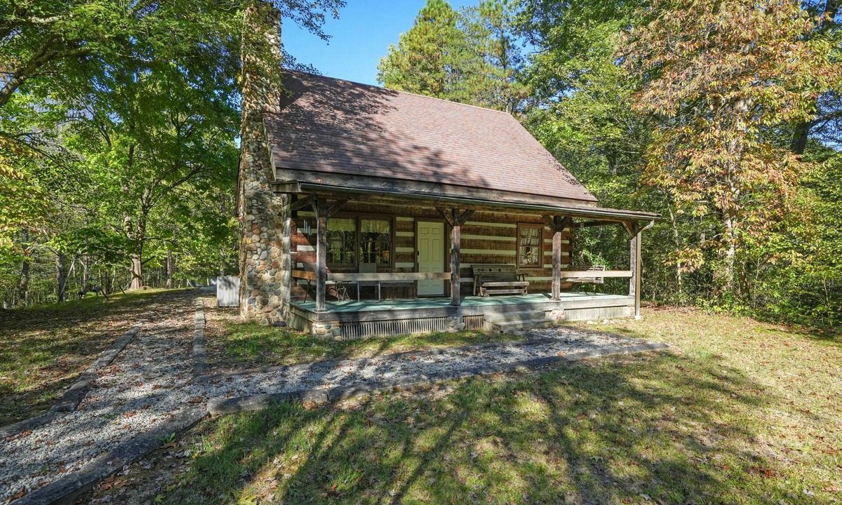 Rockbridge Cabin | Hidden Cave Cabin | Hocking Hills, Cave & Pond