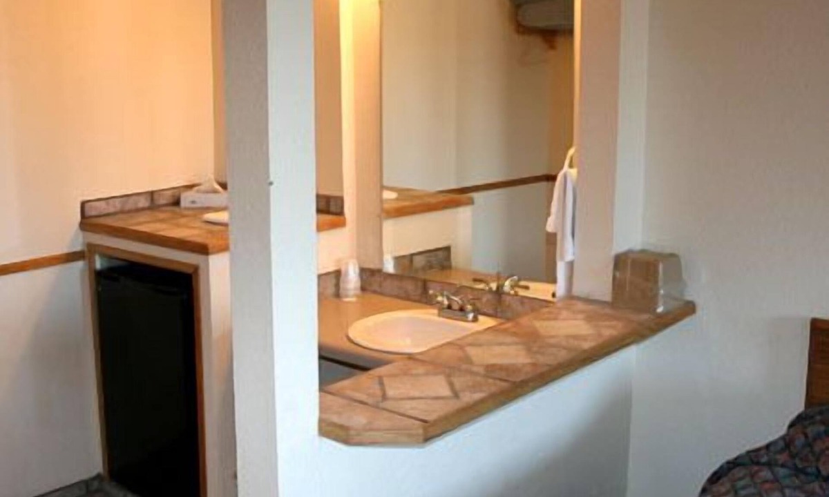 Rocky Ford Hotel | High Chaparral Inn