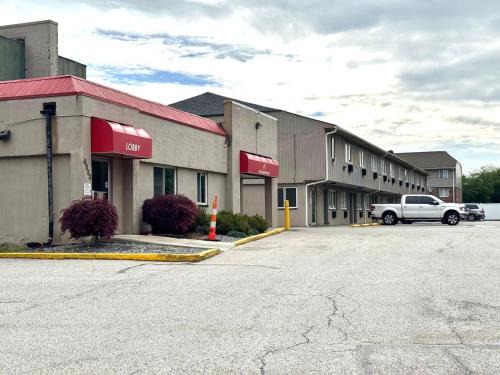 Warrensville Heights Hotel | Highlander Inn Cleveland Beachwood Near I-480