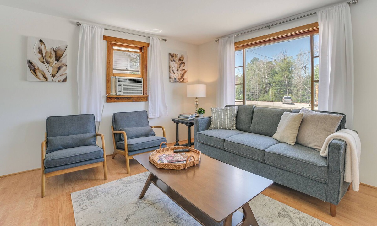 Cedar House | Hike, Ski & Ice Fish! Cozy Bungalow in Cedar
