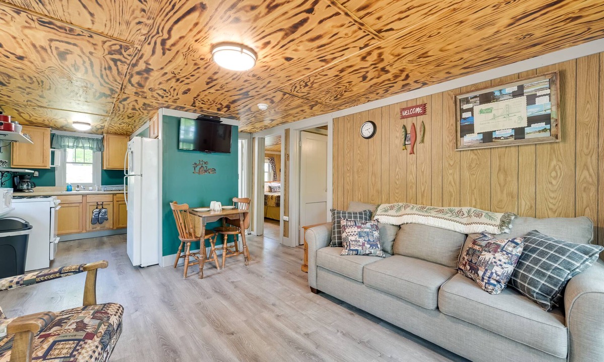 Carp Lake Cottage | Hike + Snow Play! Waterfront Paradise Lake Retreat