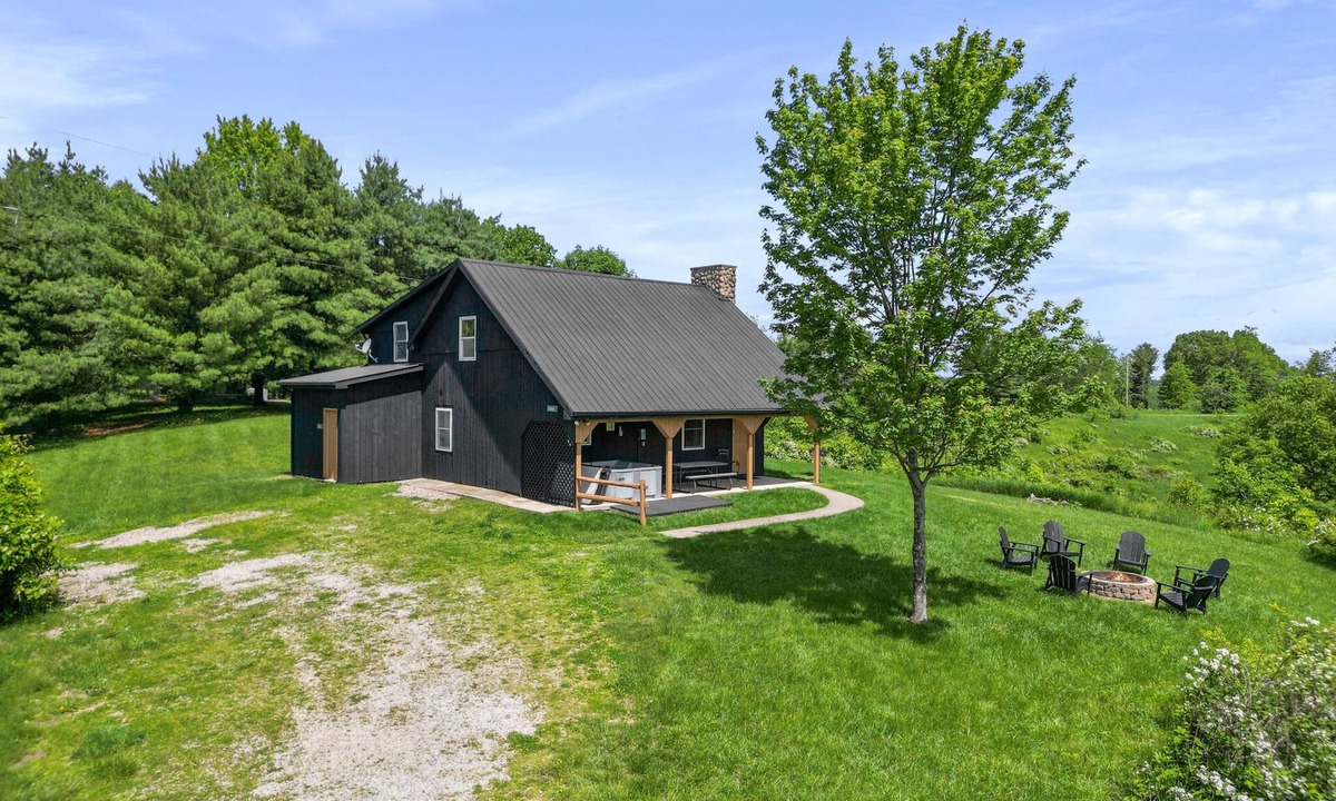 McArthur Cabin | Hilltop Hideaway | Hocking Hills, 16 Acres