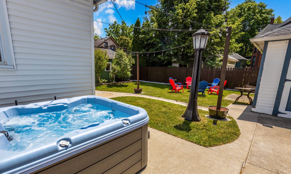 Center Avenue Historic District House | Historic 5th St | Dogs-OK| HotTub-open all yr!