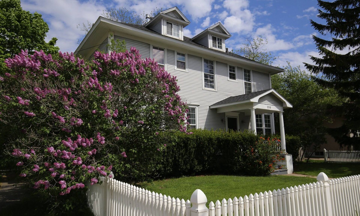 Charlevoix House | Historic MICHIGAN AVE downtown CVX, New HOT TUB!