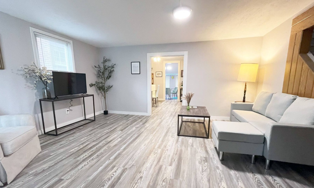Cleveland Heights Apartment | Historical Updated Gem of Cleveland Heights - 2 Beds 2 Bath and a GAME ROOM