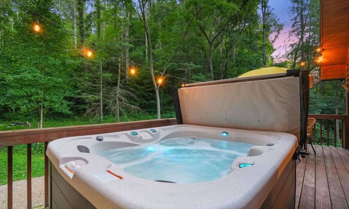 South Bloomingville House | Hocking Hills Cabin w Hot Tub, Fire Pit, Game Room