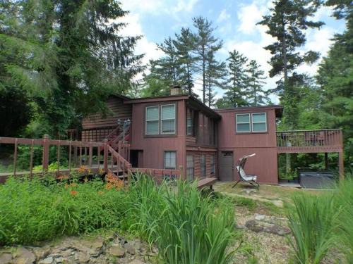 Logan House | Hocking Hills Cottage with beautiful pond