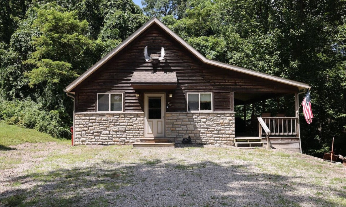 Nelsonville Cabin | Hocking Hills Half Stoned Cabin in the Woods