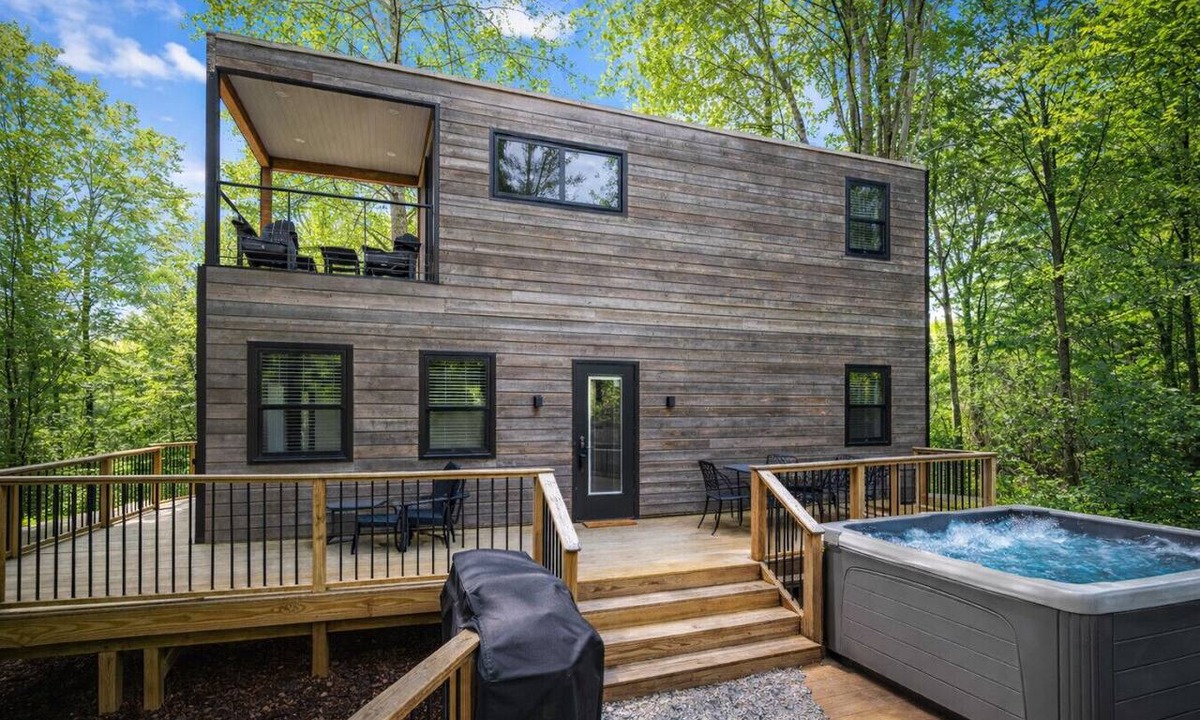 Logan Apartment | Hocking Hills: Hiltop Haven: The Double Stack