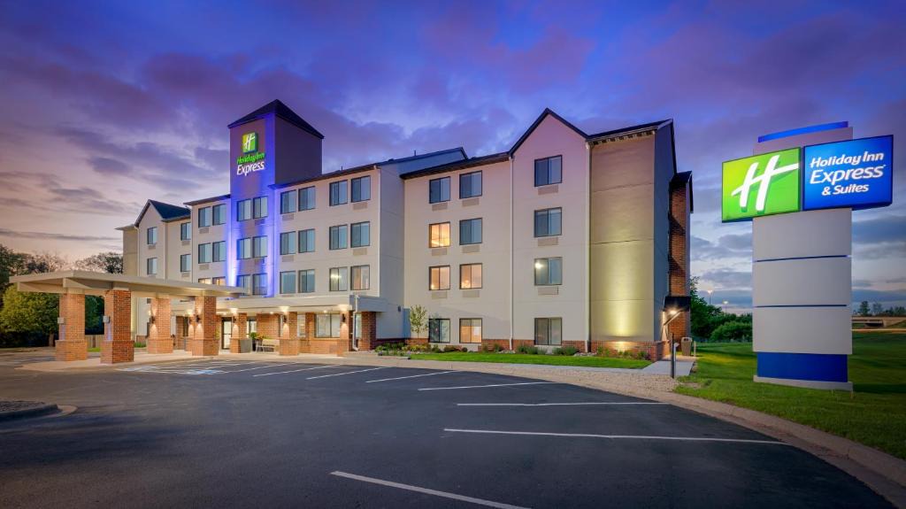 Coon Rapids Hotel | Holiday Inn Express Hotel & Suites Coon Rapids - Blaine Area by IHG