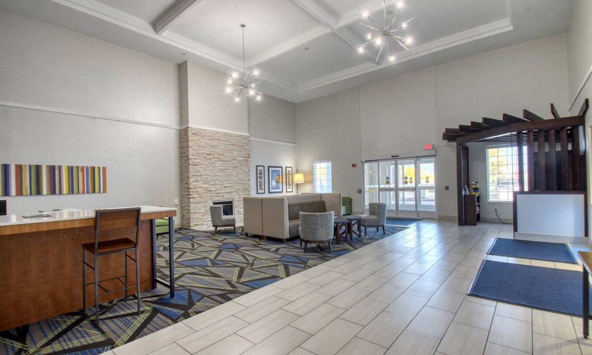 Oshkosh Hotel | Holiday Inn Express Hotel & Suites Oshkosh by IHG