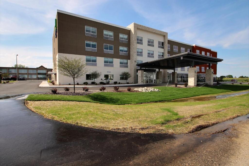 Fond du Lac Hotel | Holiday Inn Express & Suites Fond Du Lac by IHG