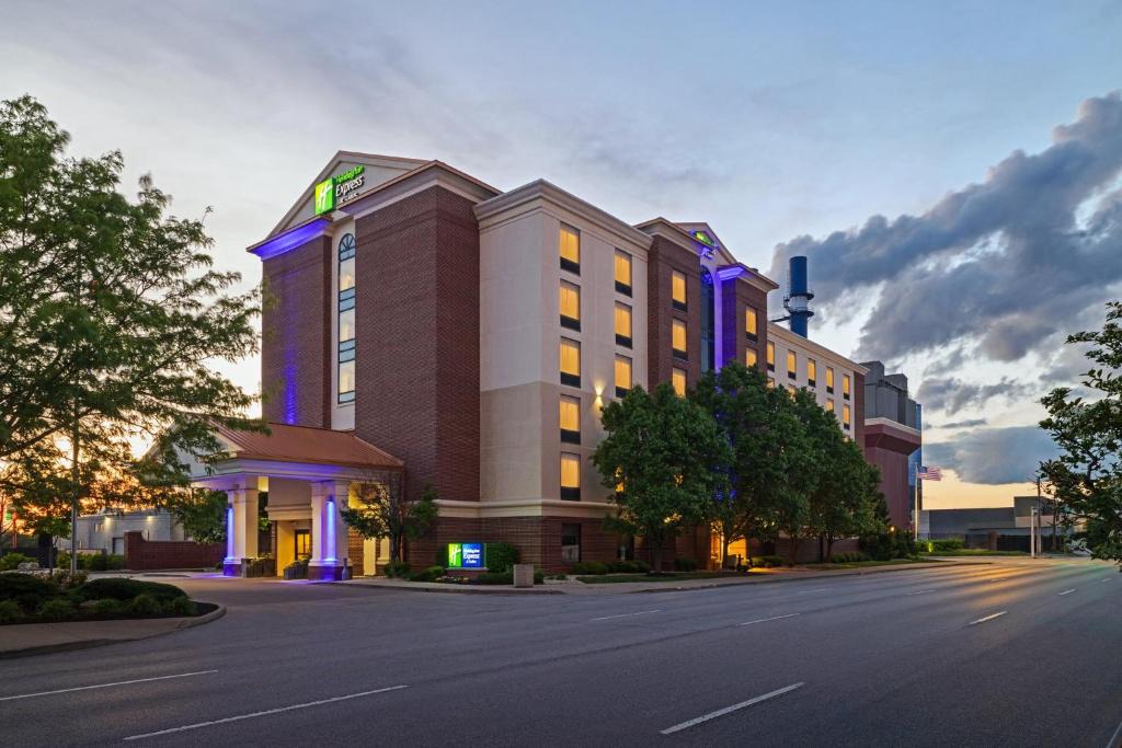Downtown Indianapolis Hotel | Holiday Inn Express & Suites Indianapolis Dtn-Conv Ctr Area by IHG
