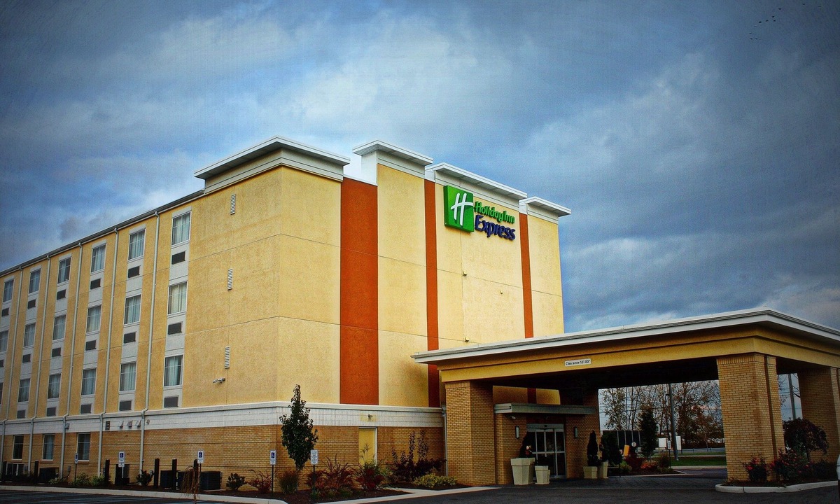 Bedford Hotel | Holiday Inn Express Toledo North, an IHG Hotel