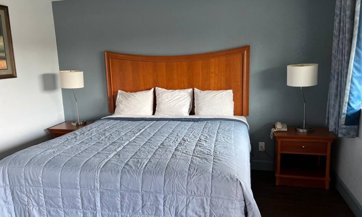 Jeffersonville Hotel | Holiday Motel