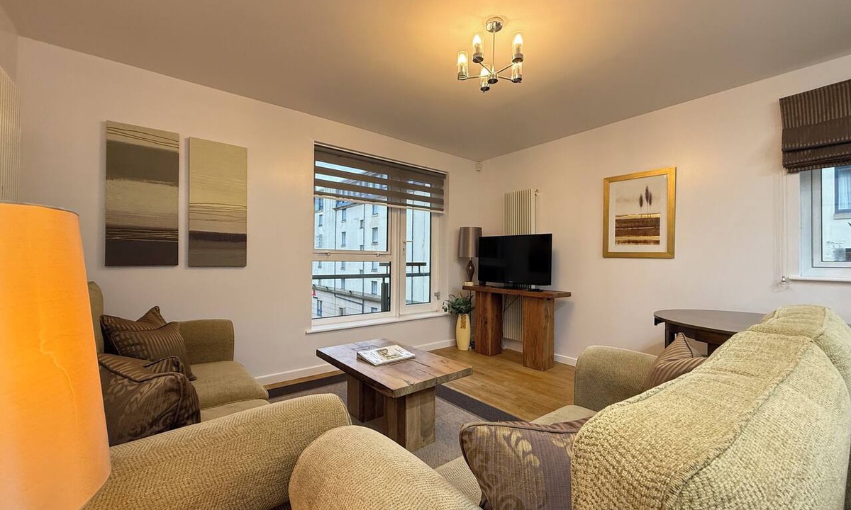 Old Town Apartment | Holyrood Apartment with parking & lift access