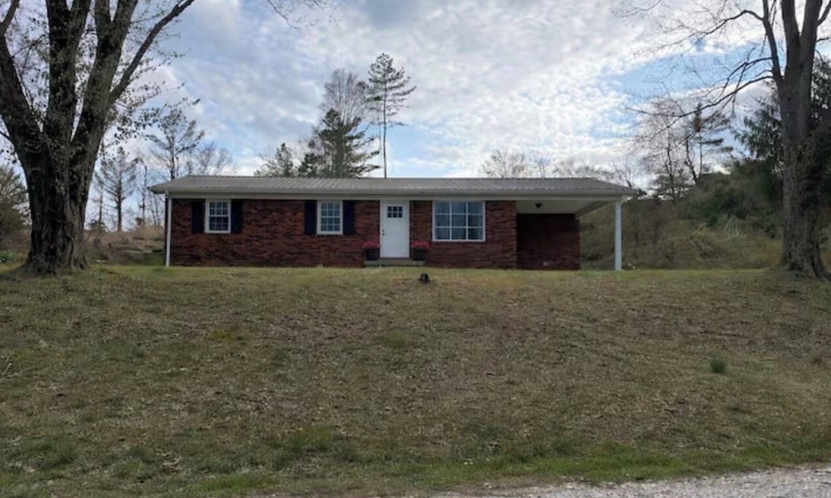 Manchester House | Home in Manchester with 3 bedrooms!