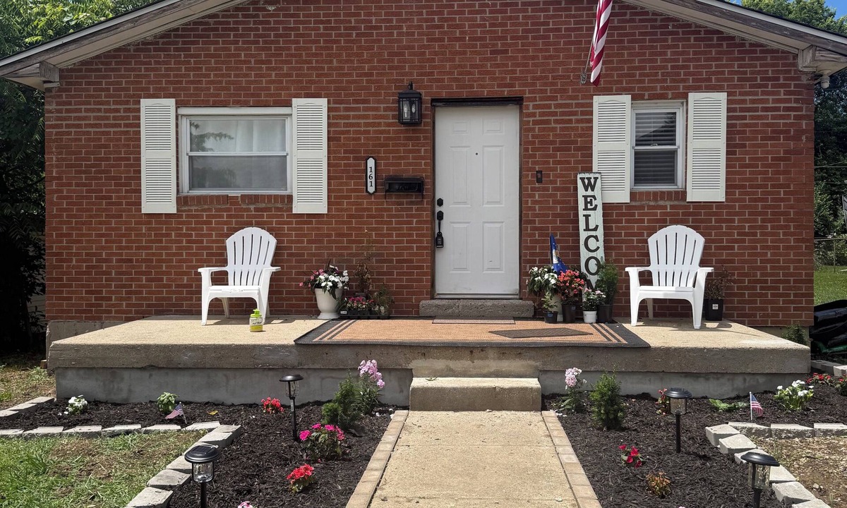 Dayton House | Homestead bungalow located in Dayton OH 3 bedrooms with AC